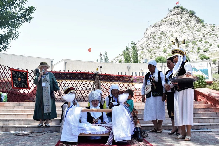 В Оше завершился первый день Первого в Кыргызстане Международного фестиваля «Этномаданият»