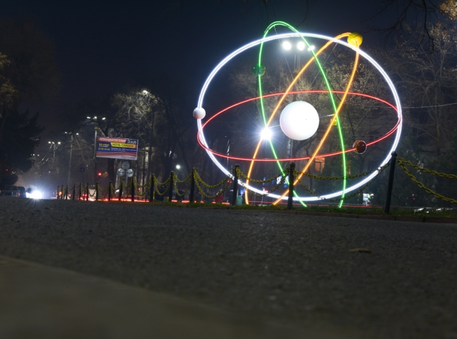 В столице по старым архивным фотографиям воссоздана 10-метровая модель атома – символ науки