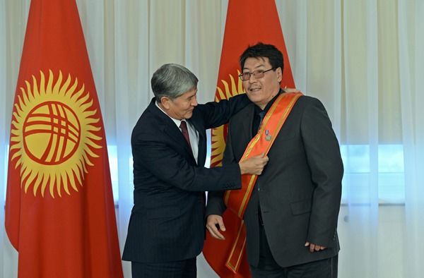 Президент наградил медалью «Эрдик» журналиста Абдылдаева