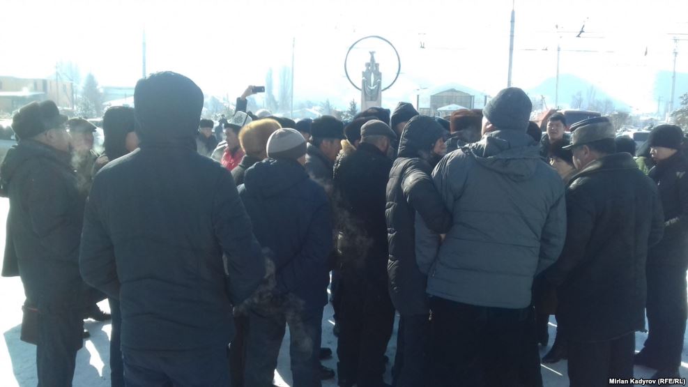 В Нарыне проходит митинг граждан, недовольных дороговизной электроэнергии