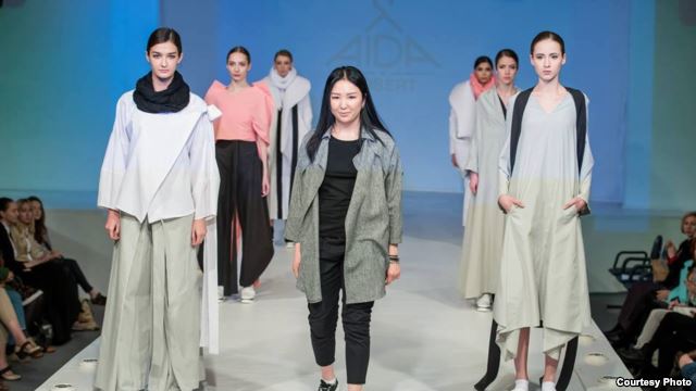 Кыргызстанка завоевала Гран-при на конкурсе молодых модельеров в Москве