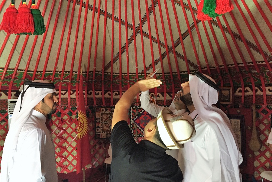 Кыргызская юрта стала популярным экспонатом на выставке соколов и соколиной охоты в Катаре