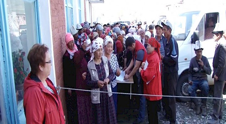 Пострадавшим от землетрясения чон-алайцам передали гумпомощь