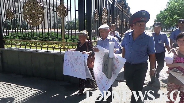 (видео) Ак үйдүн алдында Токтонасыров колуна «Кыргызстанды криминал башкарабы» деген жазууну көтөрүп митинг өткөрдү