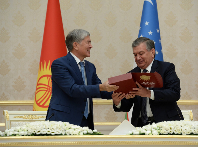Мирзиёев подарил Атамбаеву книгу «Манас», которая впервые была издана на узбекском языке
