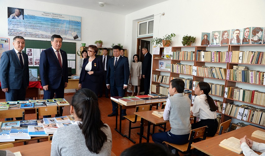 Президент Сооронбай Жээнбеков посетил средние школы в г. Балыкчы