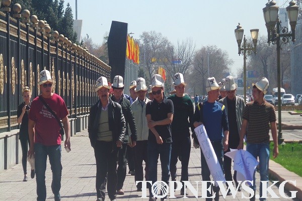 ВИДЕО: «Кыргыз чоролору» Ж. Оторбаевдин кызматтан кетишишин талап кылып нааразычылык акция өткөрүштү