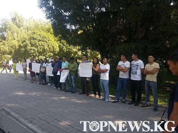 М. Аспековду бошотуу талабы менен митинг өтүп жатат