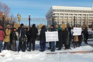 Фоторепортаж: На площади «Ала-Тоо» проходит митинг в поддержку Аиды Саляновой