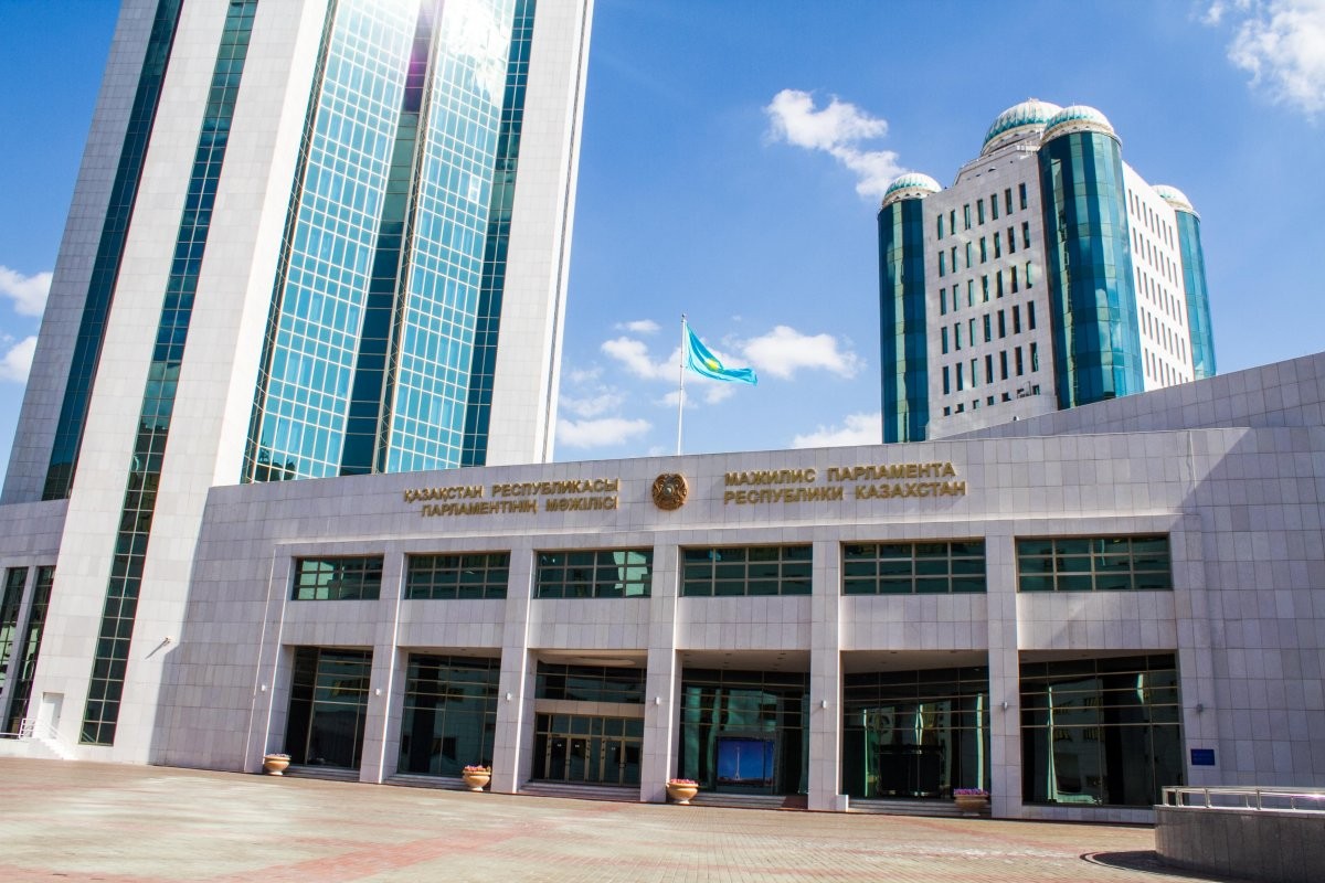 Депутаты Мажилиса просят Назарбаева о досрочном роспуске палаты