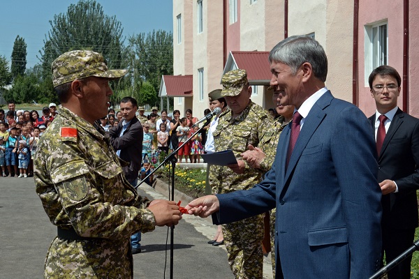 Глава государства вручил военнослужащим города Ош ключи от  новых квартир