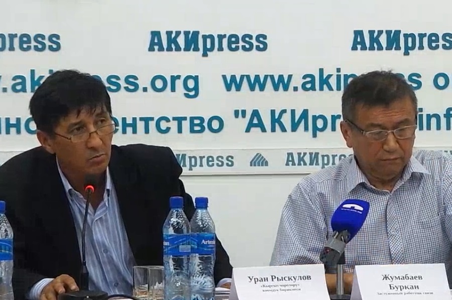 (видео) Активисты требуют снять главу ФУГИ А.Кадыркулова, собирающегося продать 17 гособъектов