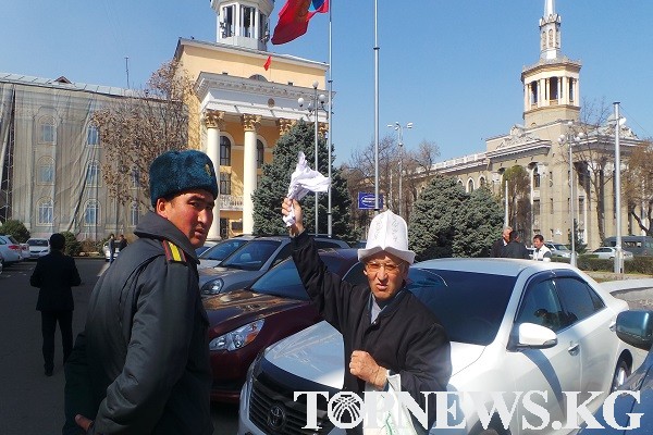 ВИДЕО: Укук коргоо органдарынын кызматкерлери ММК өкүлүнүн ишине тоскоолдук көрсөтүп, адепсиз сөздөр менен аташты