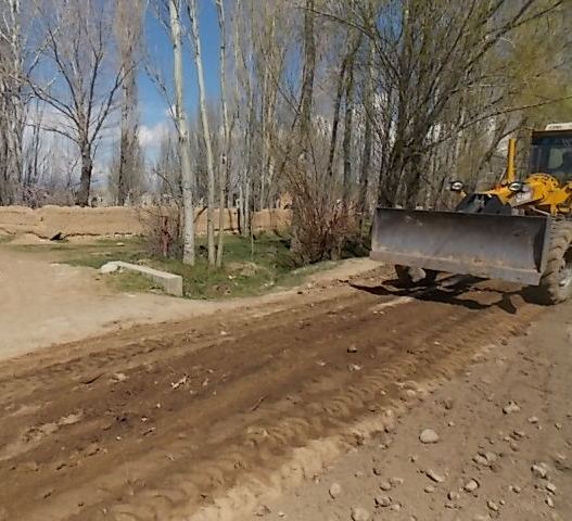 В селе Саруу Джети-Огузского района при поддержке партии СДПК производится ремонт грунтовых дорог