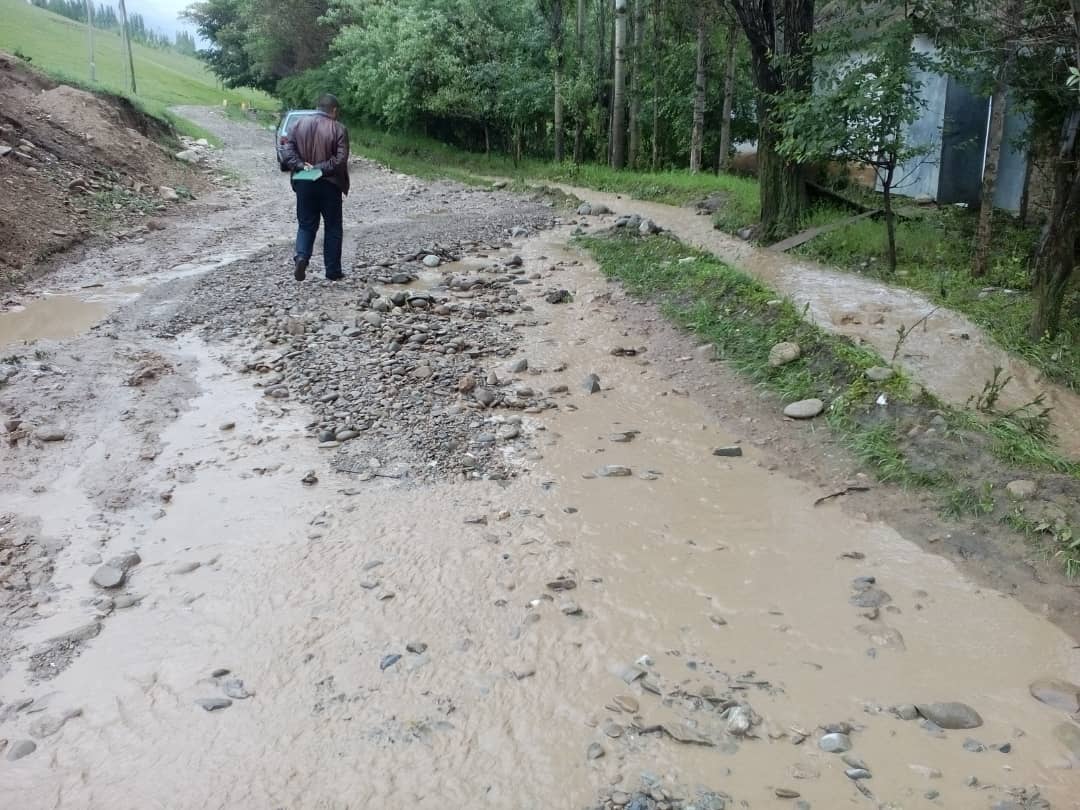 Вода в канале Ак-Турпак в Кара-Кульджинском районе вышла из берегов и затопила десятки домов