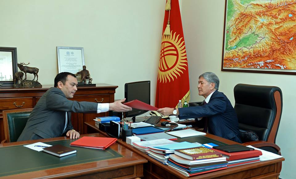 Алмазбек Атамбаев принял секретаря Совета обороны страны Темира Джумакадырова