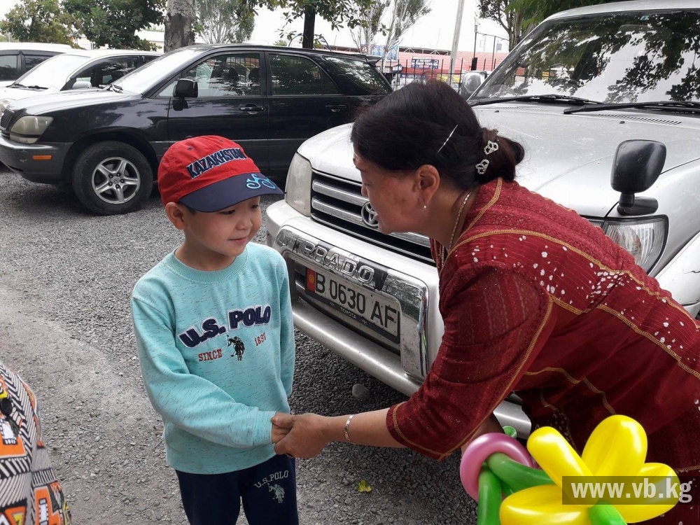 Мэрия Бишкека окажет помощь семье, где мальчик продает воздушные шары