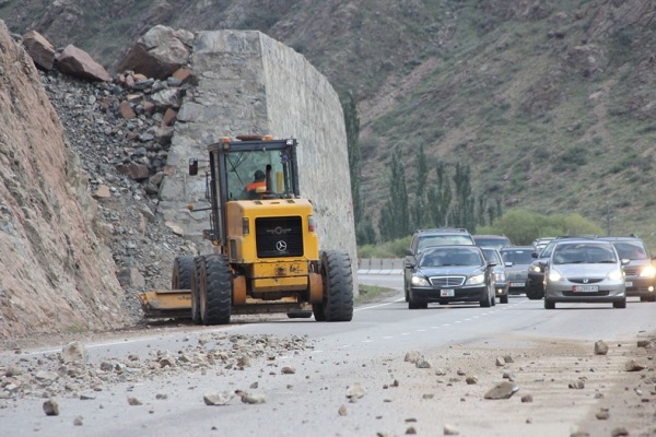 В Боомском ущелье 8 дней дорога будет временно перекрываться в связи с работами по спуску камней