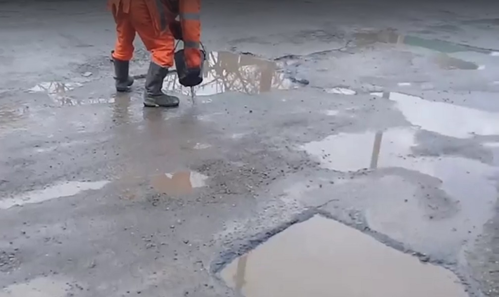 Министерство транспорта выразило благодарность опубликовавшим видео о нарушении технологии ямочного ремонта.