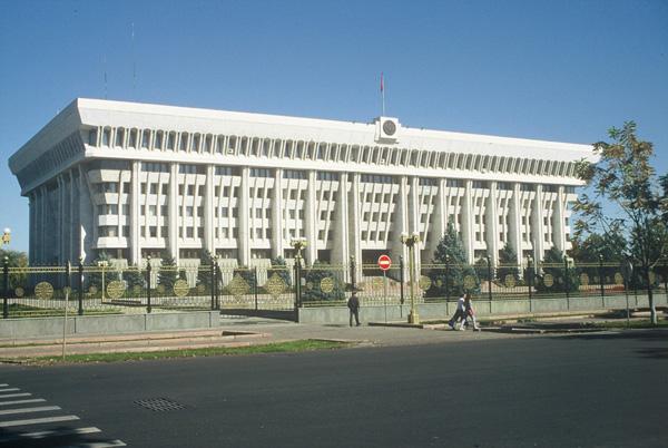 Премьер извинился перед парламентариями