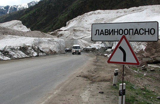 На дорогах Кыргызстана сохраняется угроза схода снежных лавин