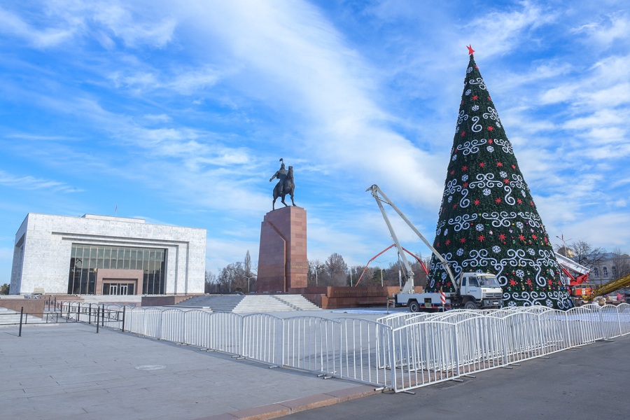 На площади «Ала-Тоо» установлена главная елка страны