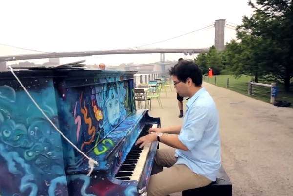(Видео) В Нью-Йорке кыргызстанский пианист сыграл «Маш ботой»