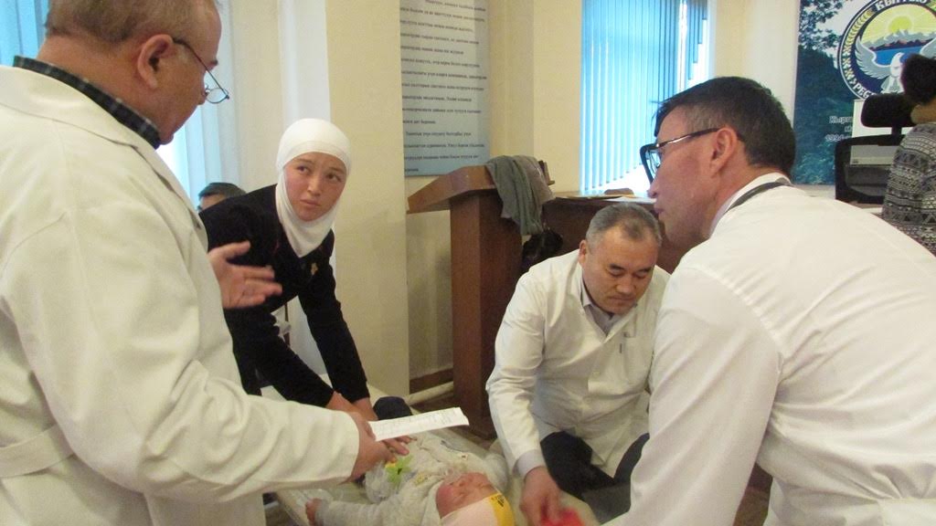 Врачи из Германии осмотрели более 300 детей в Ошской области, 6 из них пройдут лечение в ФРГ