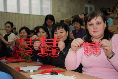 МОФ «Инициатива Розы Отунбаевой» организовал мастер-класс по китайскому искусству вырезания из бумаги