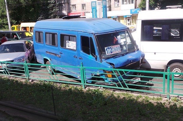 (Фото-видео) Водитель маршрутки стал виновником массового ДТП в Бишкеке