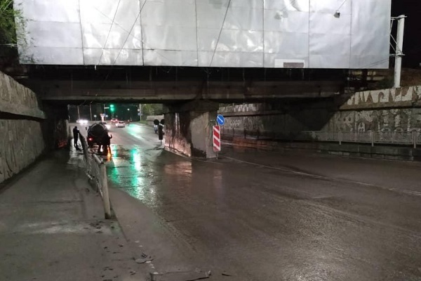 Городские службы ночью устраняли последствия дождя – мэрия Бишкека
