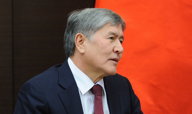 Атамбаев поздравил кыргызстанцев с Днем молодежи