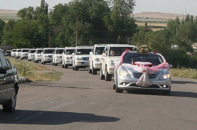 В ЖК предложили ДПС за деньги сопровождать свадебные кортежи