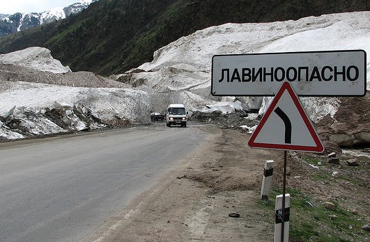 На автодорогах горных районов ожидается сход снежных лавин