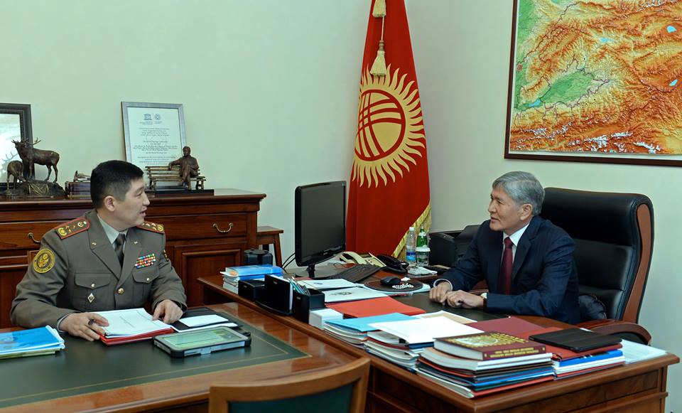 Президент обсудил вопросы деятельности центрального органа военного управленияпринял с начальником Генштаба Вооруженных Сил