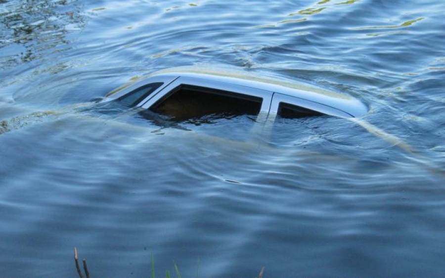 В Жалал-Абадской области автомашина упала в реку Чаткал, водитель погиб