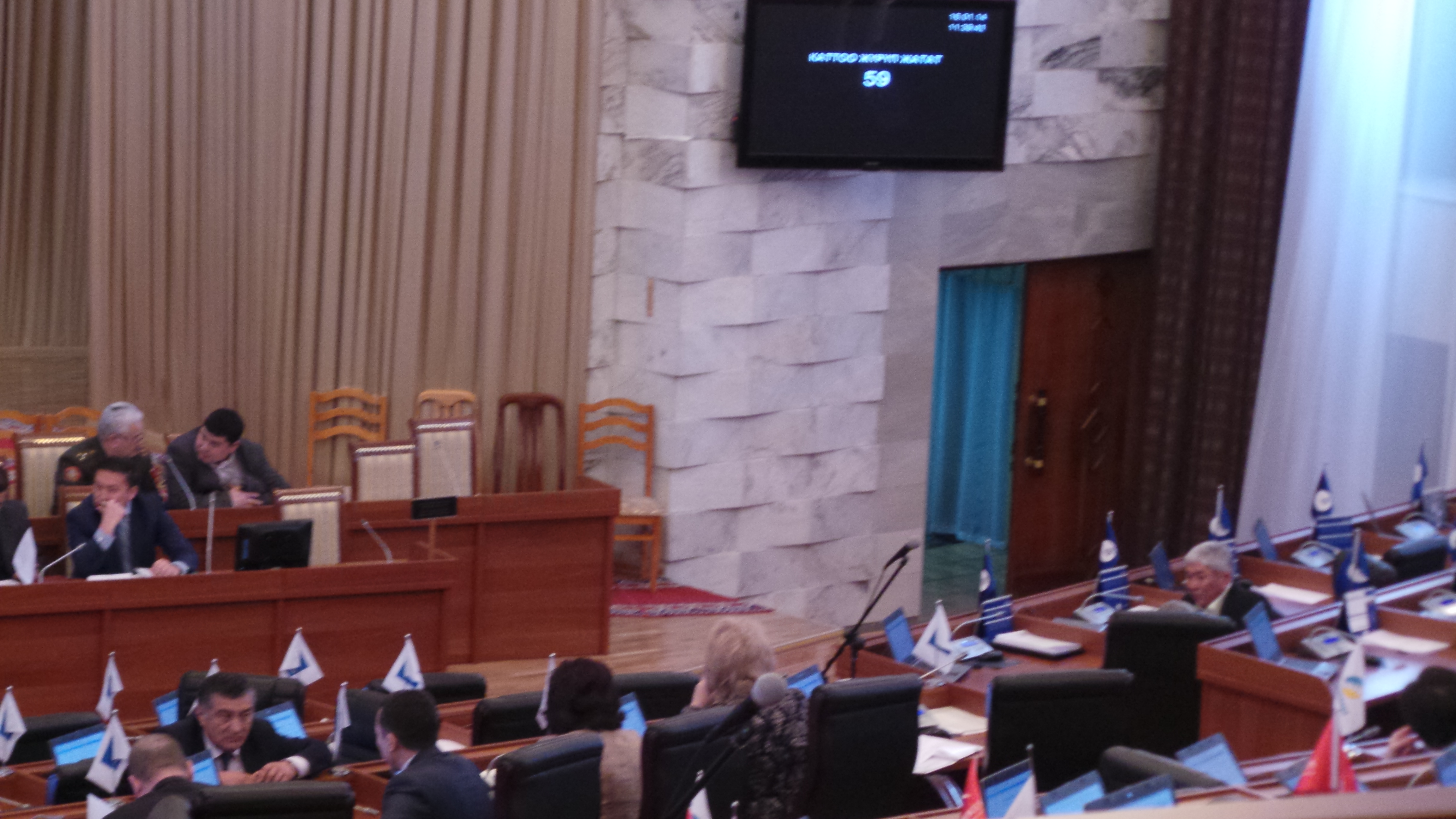 Парламентарий М.Салымбеков предлагает не отключать 3-х фазки у престарелых