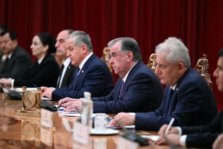 Президенты Кыргызстана и Таджикистана провели переговоры в расширенном формате (фото)