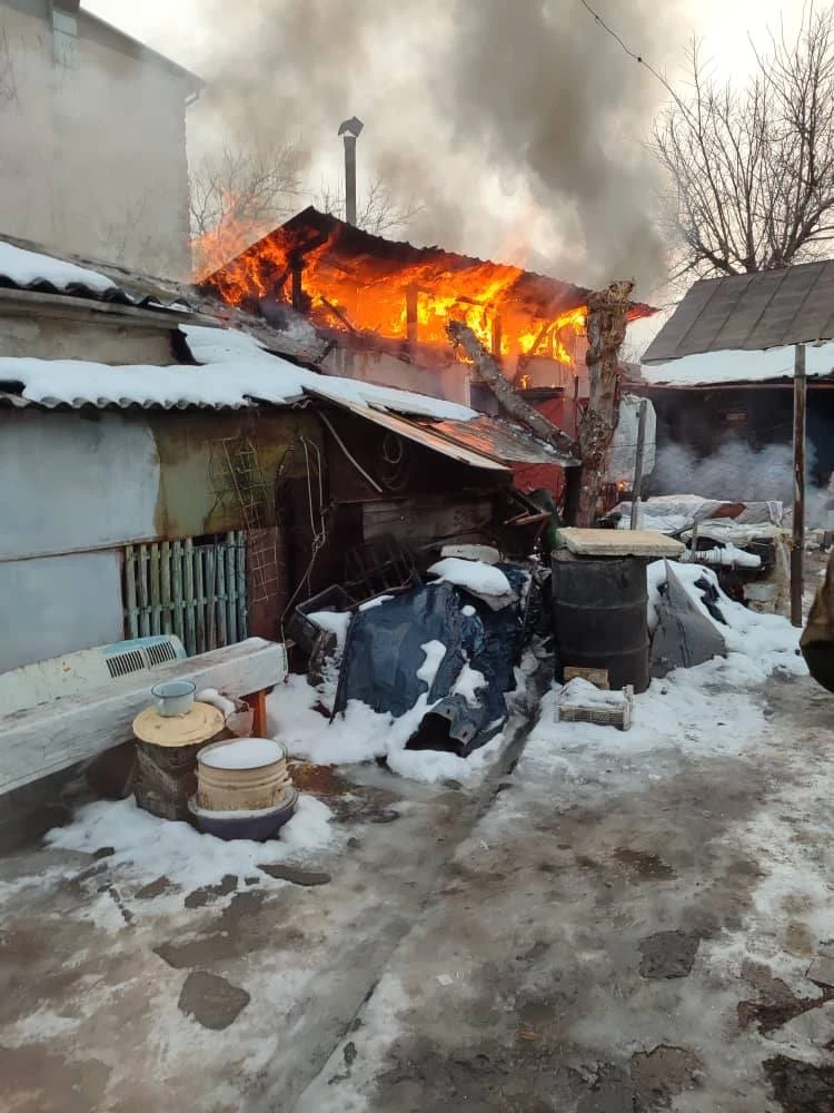 В Бишкеке на улице Селекционной произошел пожар в жилом доме