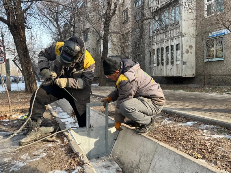 В Бишкеке начали установку арычных шлюзов