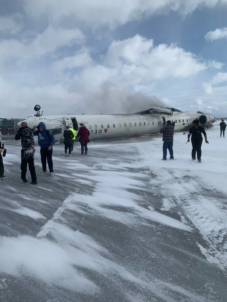 В аэропорту Торонто самолет Delta Airlines перевернулся при посадке