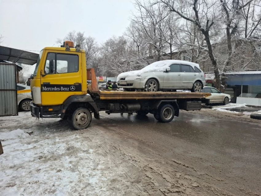 В Бишкеке эвакуировали автомобили, брошенные на долгий срок