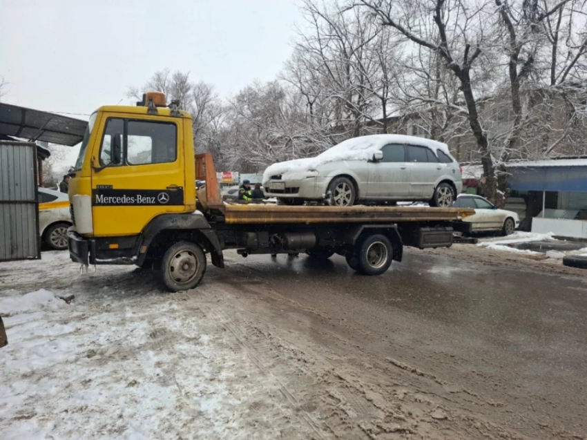 Брошенные автомобили начали убирать с улиц Бишкека