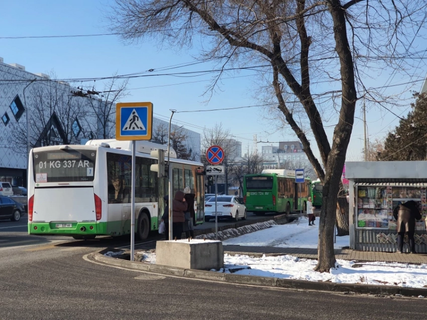 По мнению пассажиров, автобусов в Бишкеке не хватает, водителей автомашин – что их много