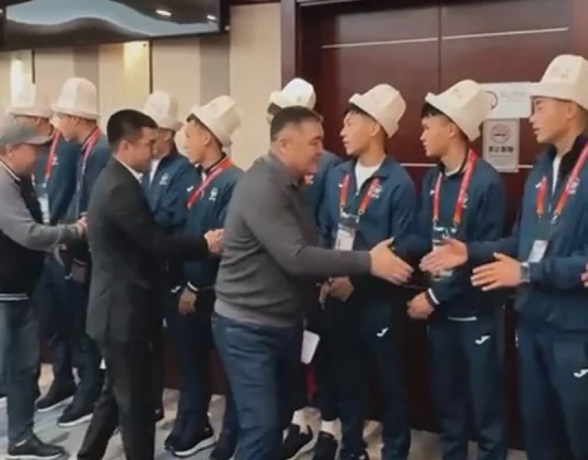 Камчыбек Ташиев в Китае встретился с молодежной сборной КР по футболу (видео)