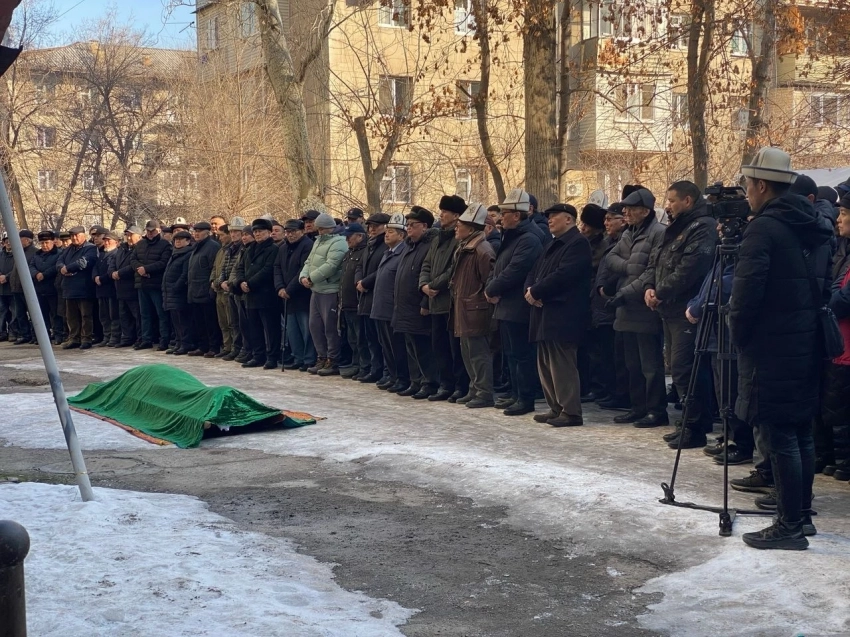 В Бишкеке проводили в последний путь известного журналиста Нарына Айып