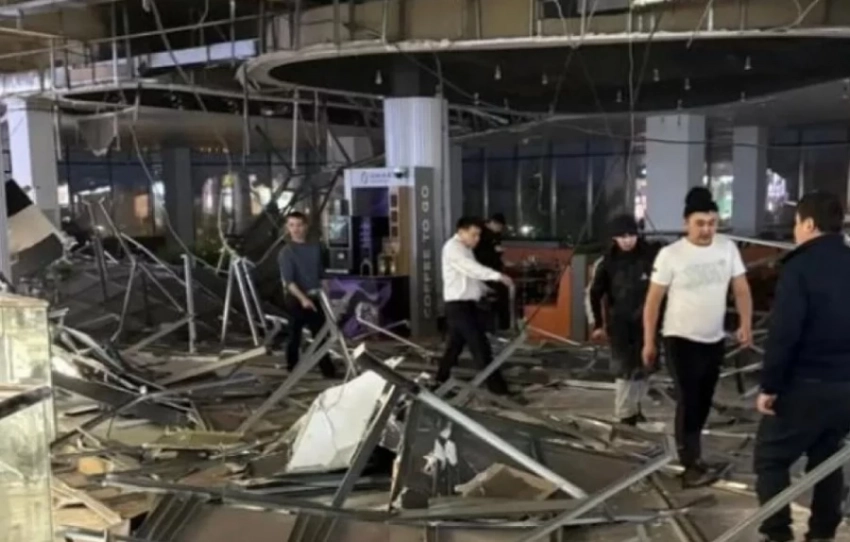 В Казахстане в торговом центре потолок обрушился прямо на посетителей (видео)