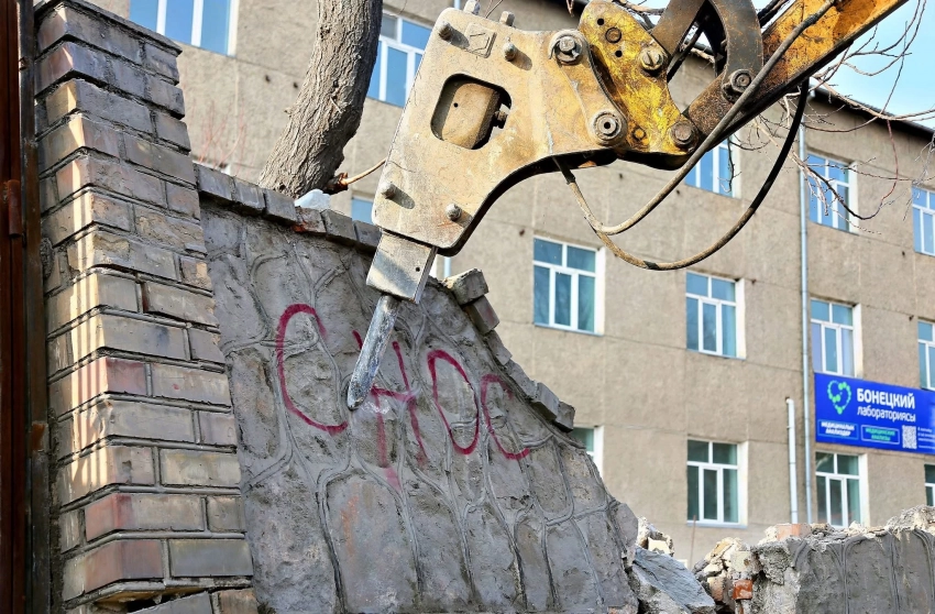 В Оше демонтируют незаконные постройки, вышедшие за красную линию