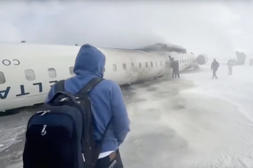 Момент крушения пассажирского самолета в Торонто попал на видео