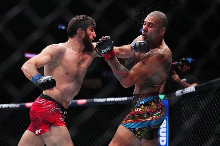 Магомед Анкалаев победил Алекса Перейру, став новым чемпионом UFC